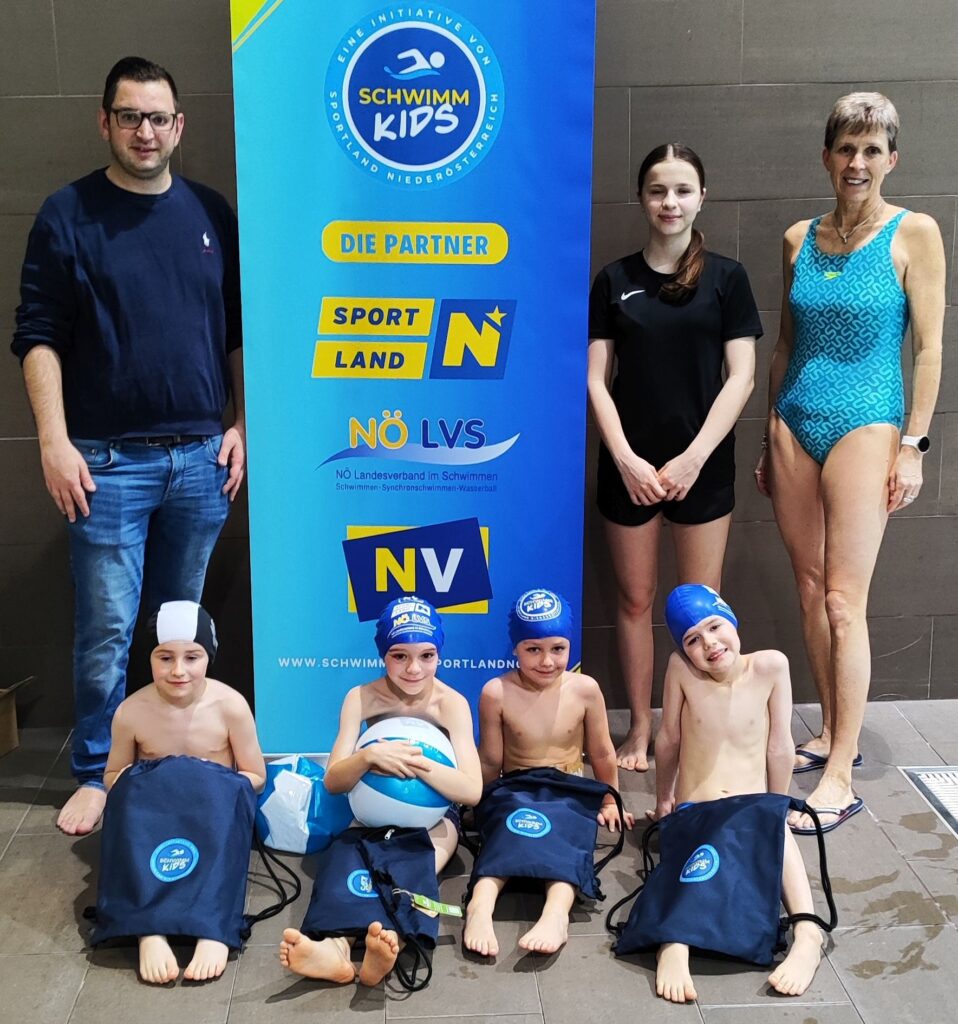 Schwimmkursabschluss der NÖ Schwimm Kids im Schulbad BORG Wr. Neustadt am 29. 03. mit Schwimmlehrerin Sigrid Landl, Foto: Eszter Geresics-Földi