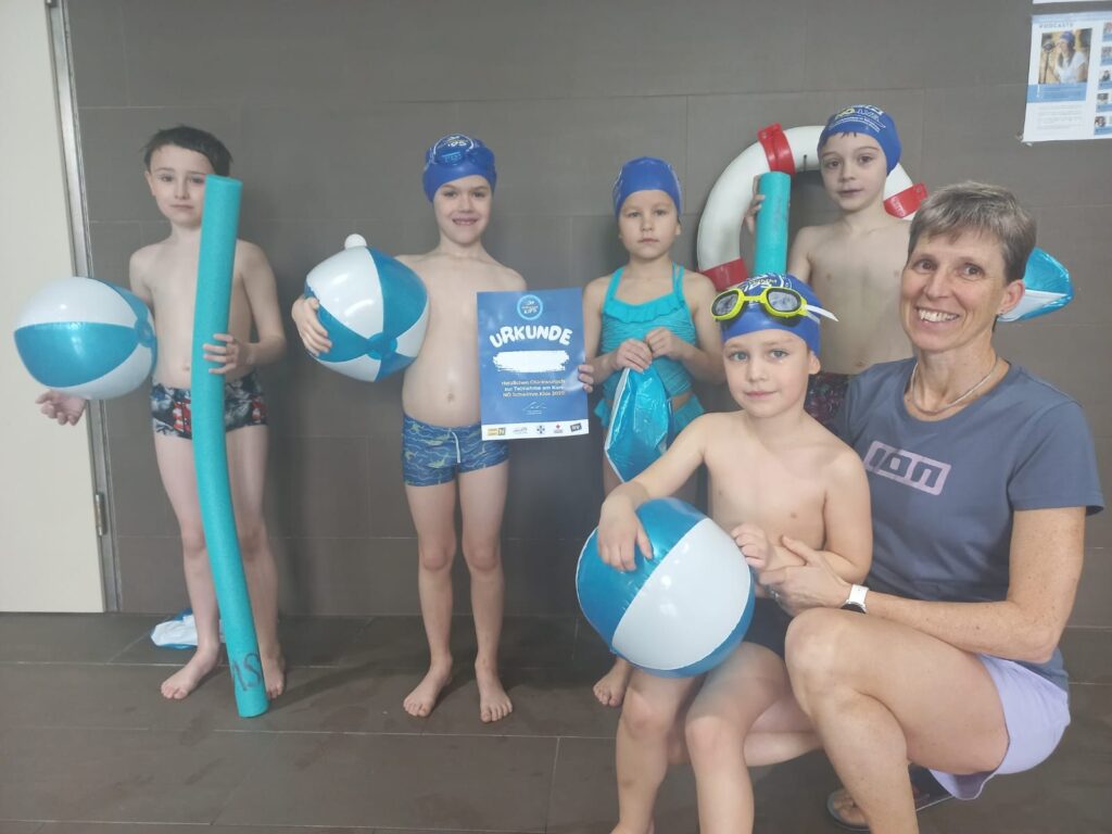 Schwimmkursabschluss der NÖ Schwimm Kids im Schulbad BORG Wr. Neustadt am 29. 03.25 mit Schwimmlehrerin Sigrid Landl-1, Foto: Eszter Geresics-Földi