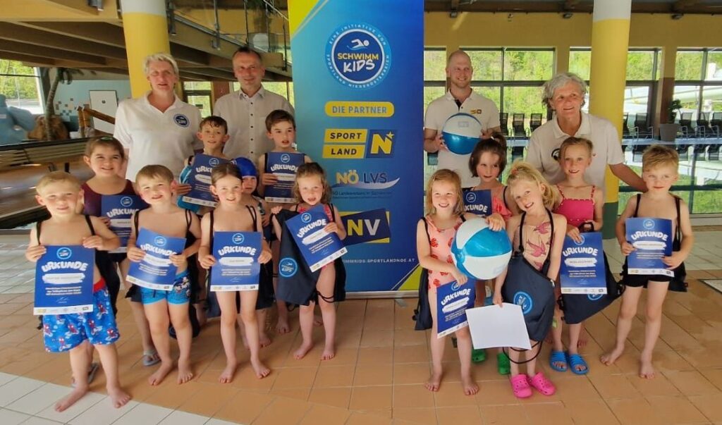 Schwimmkursabschluss NÖ.Schwimm Kids im Hallenbad Zwettl am Dienstag, 29. April 2025, Bei der Übergabe waren dabei Abgeordneter zum Nationalrat Kainz und Huemer Patrick vom Sportland NÖ Die Schwimmlehrerinnen: Ursula Altmann und Birgit Fürnkranz-Maglock vom Union Schwimmverein Krems, FC NÖLVS
