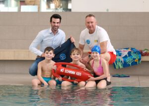 LH-Stv. Udo Landbauer und Schirmherr Toni Pfeffer gemeinsam mit den „Schwimm Kids“ Lio, Filip Und Jana | © NLK Pfeiffer, 15.5.2025