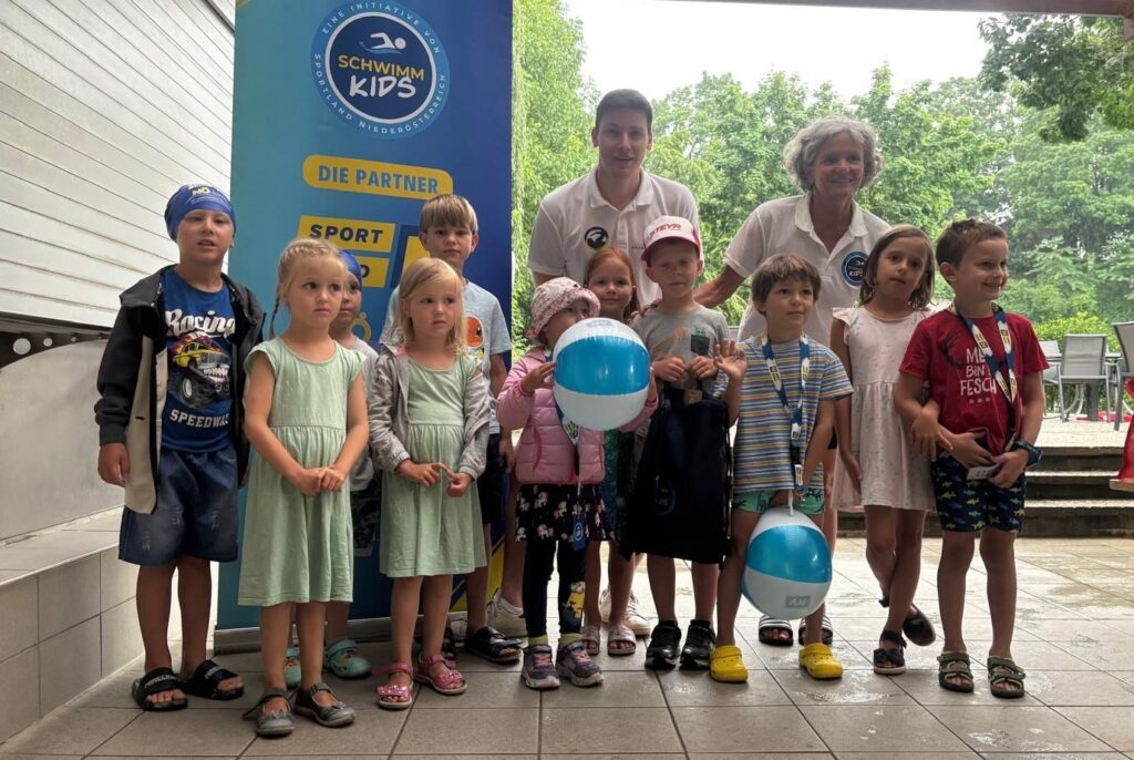 Schwimmkursabschluss der NÖ Schwimm Kids mit insgesamt 4 Schwimmgruppen im Freibad St. Valentin mit den Schwimmlehrern Ursula Altmann und Sebastian Dreifke, Gruppe 1_FC NÖLVS