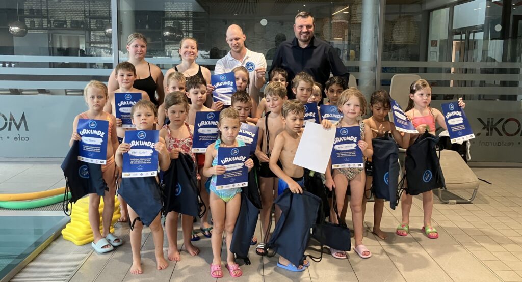 Schwimmkursabschluss der NÖ Schwimm Kids2 im Hallenbad Aqua-City St. Pölten durch den ESV St. Pölten am 11.7.2025 mit LAbg. Brenner und vom Sportland NÖ Patrick Huemer, FC NÖLVS
