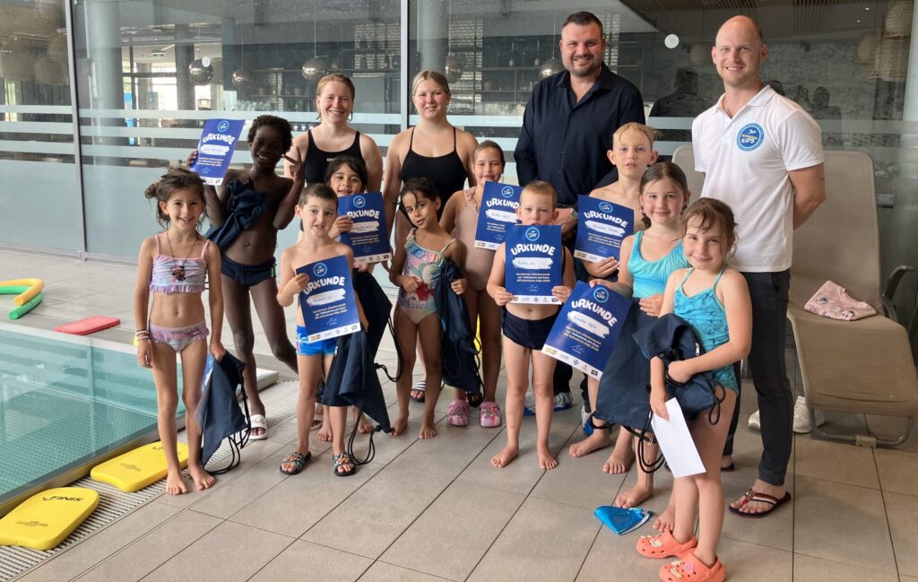 Schwimmkursabschluss der NÖ Schwimm Kids5 im Hallenbad Aqua-City St. Pölten durch den ESV St. Pölten am 11.7.2025 mit LAbg. Brenner und vom Sportland NÖ Patrick Huemer, FC NÖLVS