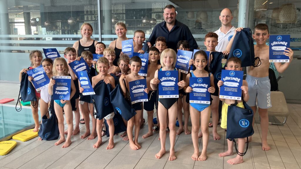 Schwimmkursabschluss der NÖ Schwimm Kids8 im Hallenbad Aqua-City St. Pölten durch den ESV St. Pölten am 11.7.2025 mit LAbg. Brenner und vom Sportland NÖ Patrick Huemer, FC NÖLVS