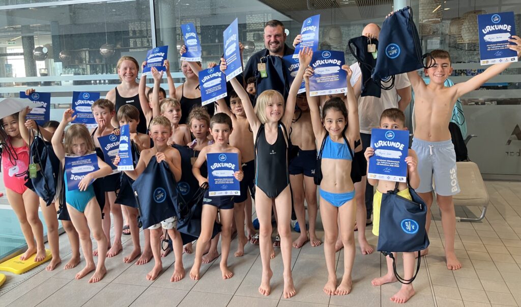 Schwimmkursabschluss der NÖ Schwimm Kids9 im Hallenbad Aqua-City St. Pölten durch den ESV St. Pölten am 11.7.2025 mit LAbg. Brenner und vom Sportland NÖ Patrick Huemer, FC NÖLVS