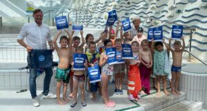 Schwimmkursabschluss der NÖ Schwimm Kids in der Badearena Krems mit Schwimmlehrerin Ursula Altmann, 11.7.2025, FC NÖLVS