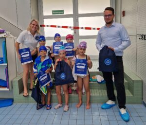 Schwimmkursabschluss der NÖ Schwimm Kids am 12. Juli 2025 im BSFZ Südstadt1 durch den Verein SchwimmUnion Südstadt mit der Schwimmlehrerin Melanie Künzel und Stadtrat Klein aus Maria Enzersdorf, FC NÖLVS