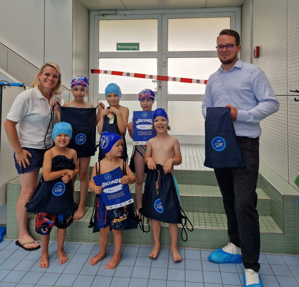 Schwimmkursabschluss der NÖ Schwimm Kids am 12. Juli 2025 im BSFZ Südstadt2 durch den Verein SchwimmUnion Südstadt mit der Schwimmlehrerin Melanie Künzel und Stadtrat Klein aus Maria Enzersdorf, FC NÖLVS