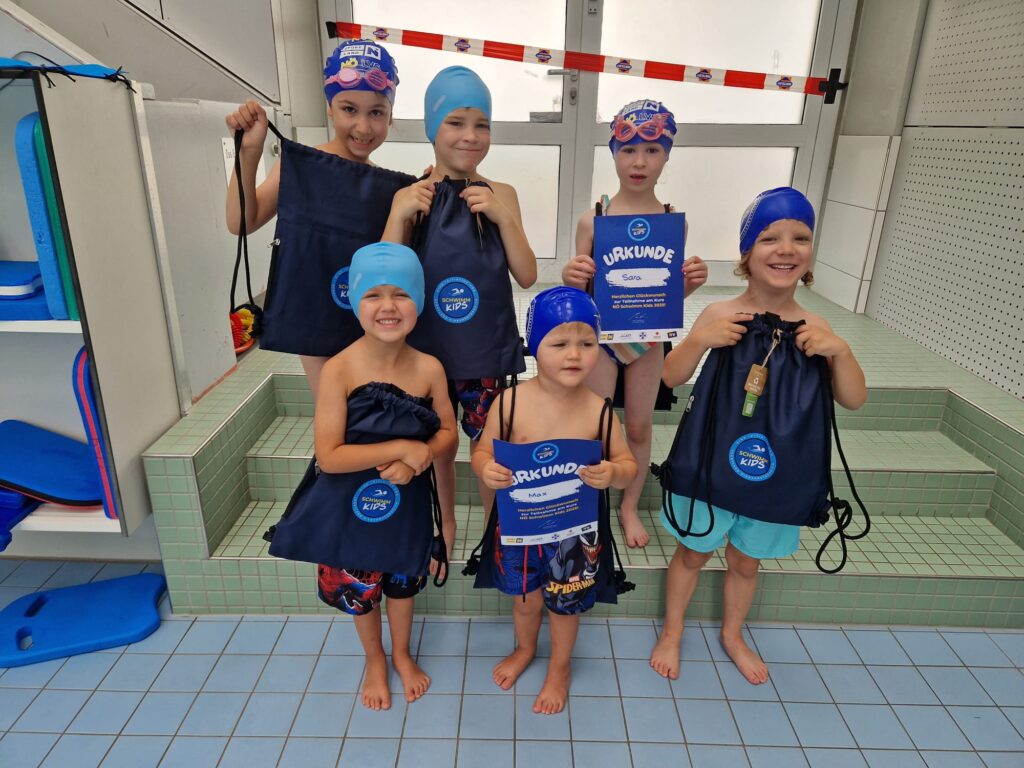 Schwimmkursabschluss der NÖ Schwimm Kids am 12. Juli 2025 im BSFZ Südstadt3 durch den Verein SchwimmUnion Südstadt mit der Schwimmlehrerin Melanie Künzel und Stadtrat Klein aus Maria Enzersdorf, FC NÖLVS