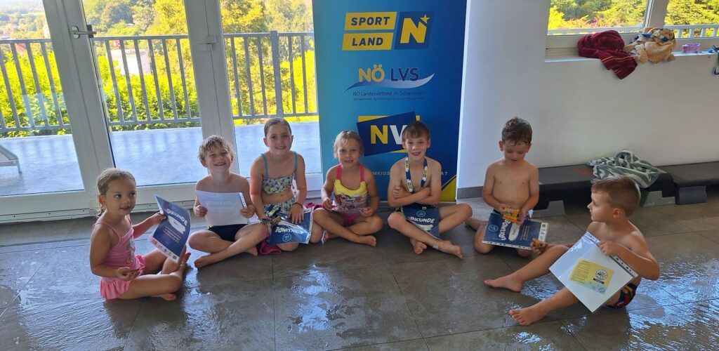 Schwimmkursabschluss der NÖ Schwimm Kids, Gruppe 1, im Hallenbad MOVY Health-Club in Amstetten mit Schwimmlehrerin Sandra Krennmayr, FC NÖLVS