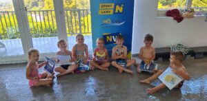 Schwimmkursabschluss der NÖ Schwimm Kids, Gruppe 1, im Hallenbad MOVY Health-Club in Amstetten mit Schwimmlehrerin Sandra Krennmayr, FC NÖLVS