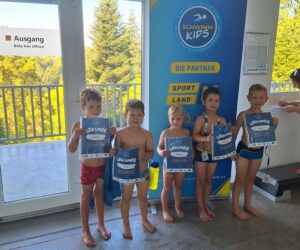 Schwimmkursabschluss der NÖ Schwimm Kids, Gruppe 2, im Hallenbad MOVY Health-Club in Amstetten mit Schwimmlehrerin Sandra Krennmayr, FC NÖLVS
