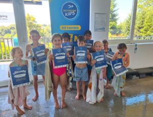 Schwimmkursabschluss der NÖ Schwimm Kids, Gruppe 3, im Hallenbad MOVY Health-Club in Amstetten mit Schwimmlehrerin Sandra Krennmayr, FC NÖLVS