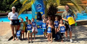 Schwimmkursabschluss der NÖ Schwimm Kids im Erlauftalbad in Purgstall an der Erauf am Freitag, 15.08.2025 mit Schwimmlehrerin Birgit Fürnkranz-Maglock mit Gemeindevertreter Andreas Wenighofer, Foto: NÖLVS