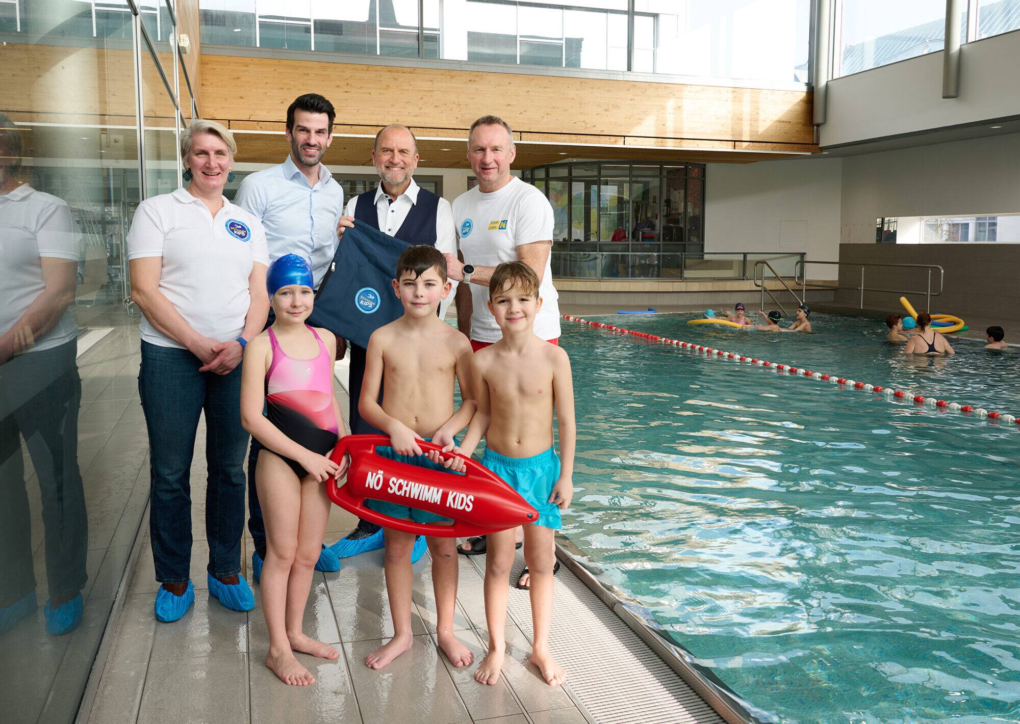 NÖ LVS-Präsidentin Birgit Fürnkranz-Maglock, LH-Stv. Udo Landbauer, NV-Dir. Bernhard Lackner und Toni Pfeffer mit SchwimmKids Jana, Lio u.Filip, 21.8.2025, Foto: NLK Pfeiffer